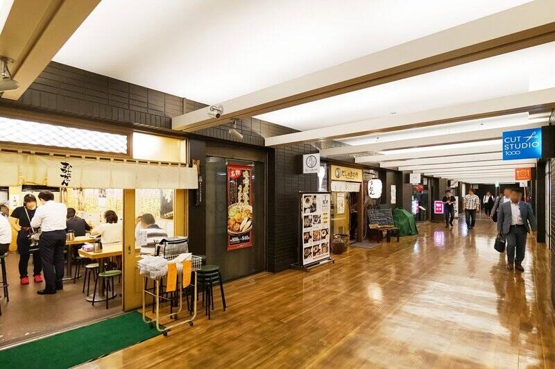 東京メトロ日比谷線「神谷町」駅から徒歩3分の駅近物件をご紹介しました。直結する「虎ノ門40MTビル」の地下にある飲食店街は、多くの人々で賑わいます。また徒歩圏内に「虎ノ門ヒルズ」（徒歩6分）、「麻布台ヒルズ」（徒歩12分）があり、休日のお出かけ先には困らなそうです。