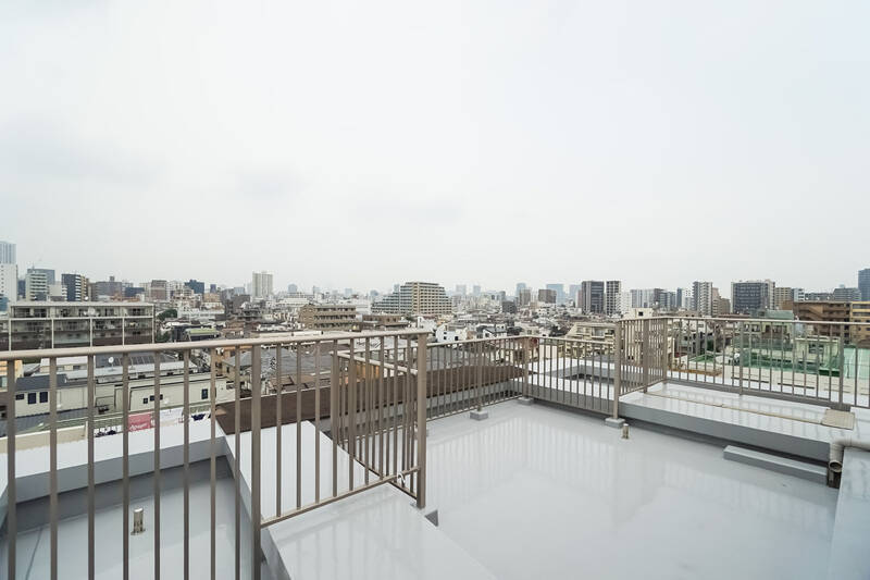住戸はマンション最上階である7階に所在。ルーフバルコニーからは、街を遠くまで一望する爽快なビューを楽しめますよ!