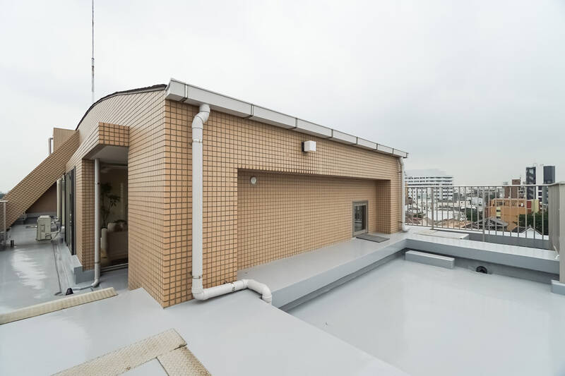 住戸を囲むように三方向へ延びている、約60㎡のルーフバルコニー。3LDKのどの居室にいても大きな空を望むことができる、贅沢な間取りです。まわりの建物より背が高く、外からの視線を気にしなくていいのもGOODなポイント◎