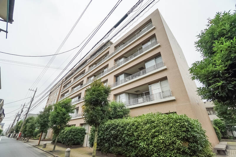 マンションは1996年築・総戸数49戸の中規模なコミュニティ。さりげなくバルコニーの手すりのデザインが変わっていたり、シンプルながら個性を感じさせる佇まいです。
