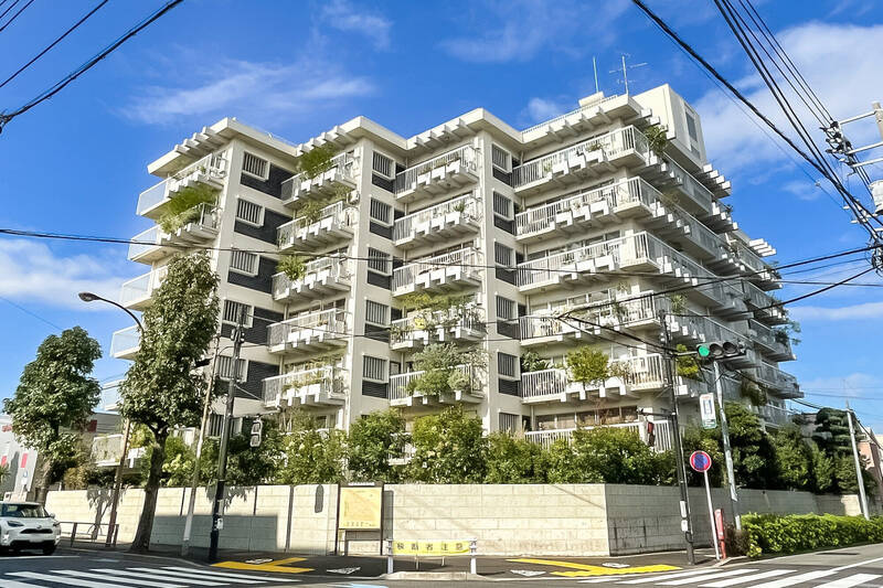 1963年12月、五輪と時を同じくして竣工したマンションです。雁行したフォルムや、外観を彩るグリーンが印象的。この地を代表するヴィンテージマンションとして、今なお多くのファンを惹きつけています。(2024年撮影)
