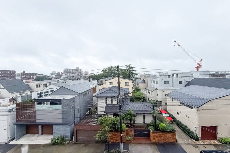 空を遠くまで仰げる、バルコニービュー。周辺の建物は目線より下にあり、視線はそこまで気にせずに過ごせそうな印象です。