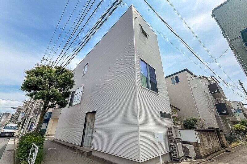 2017年竣工、3階建ての木造住宅に到着! 戸建てが建ち並ぶ住宅街の一角。シンプルな箱型フォルムが目を引く、すっきりとした佇まいです。