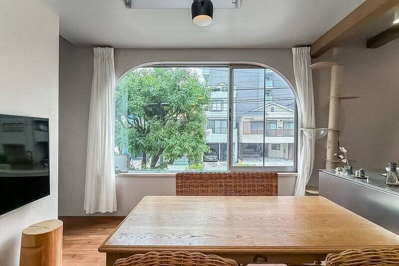 通り側に面しているため、向かい側の建物とも程よく距離が取れています。街路樹のグリーンに癒されます。