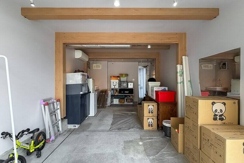 北側から出入りできる、約12.5帖のガレージ。エアコン付きで、奥には手洗いカウンターがあります。