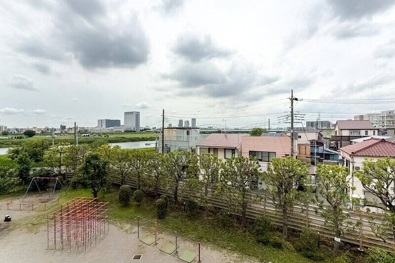 ■ 左手に「多摩川」を望むバルコニー正面ビュー<p>■ 眼下にはマンション敷地内にある公園が</p><p>■ 周辺に背の高い建物はなく、外からの視線はほとんど気にならない印象</p>