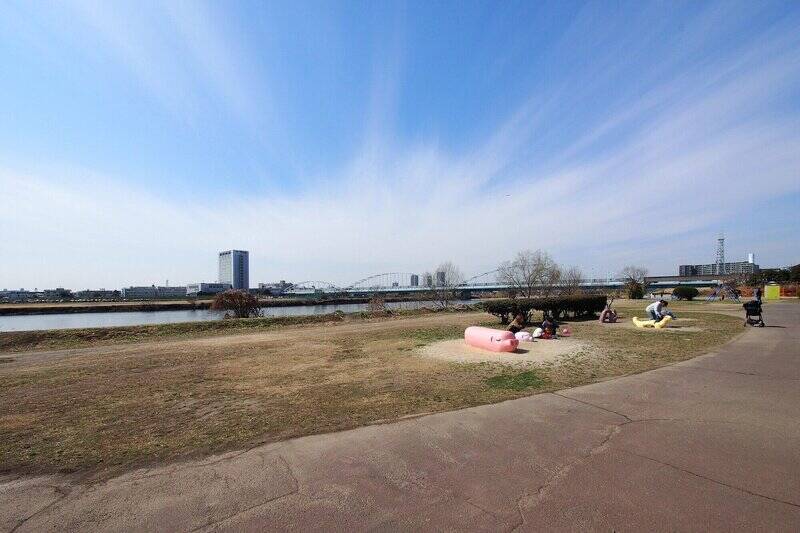 ■「多摩川」の河川敷までは徒歩2分<p>■ 愛犬とのお散歩や、気分転換のランニングを気軽に楽しめる環境</p>