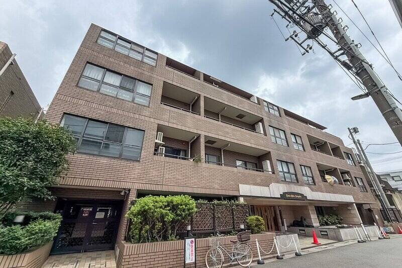 今回ご紹介するのは、都営三田線「千石」駅から徒歩10分の場所に位置する、1994年竣工のマンション。東京メトロ丸ノ内線「茗荷谷」駅からも徒歩14分でアクセスが可能です。