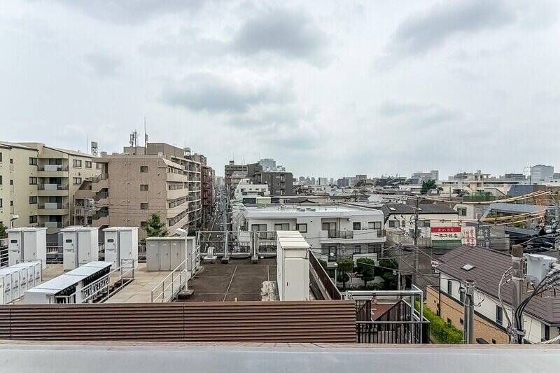 こちらは北東側の眺望。周辺に高い建物は少なく、視線が奥まで抜けていきます。