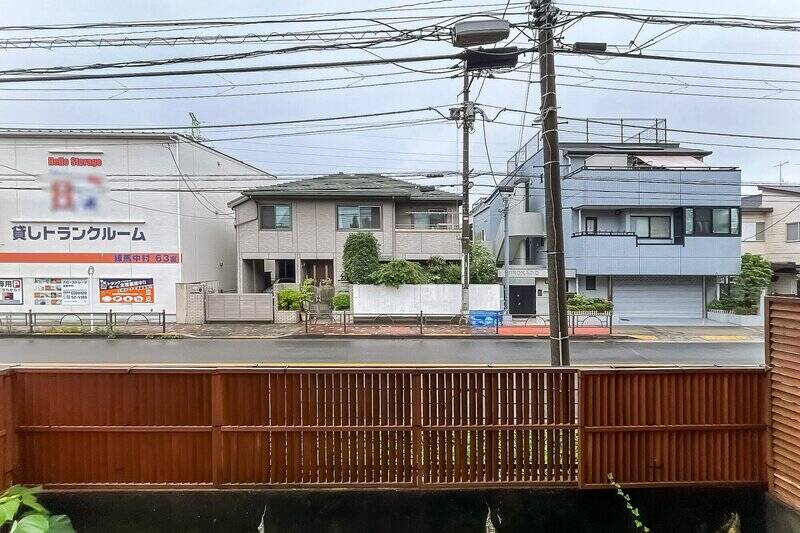 バルコニーからの眺め。目の前は道路のため、建物が迫ることはなく、圧迫感は軽減されています。