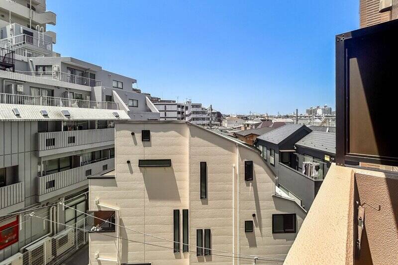 周辺にはマンションが建っており、視線が気になる場面がありそう。また左を向くと他住戸のバルコニーがあるため、その点は現地でご確認いただきたいです。