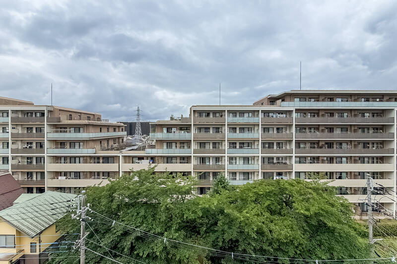 住戸には3つのバルコニーが設けられています。こちらはLDKからアクセスする、北西向きのバルコニーからの眺望。