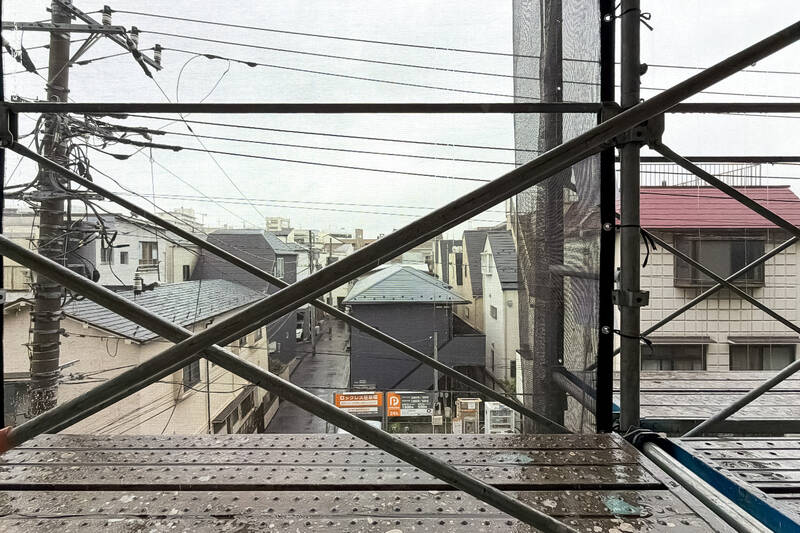 撮影時点(2026年6月)は大規模修繕工事中でした。足場越しに見える正面の建物は、道路を挟んでいるうえ、建物の高さも控えめなため、圧迫感はありません。視線もそこまで気にせず過ごせそうです。