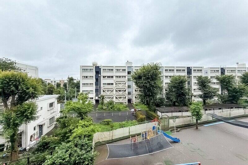 バルコニービュー。眼下には、マンションに隣接する保育園のお庭が広がります。時間帯によっては、子どもたちの元気な声が聞こえてくるカモ。