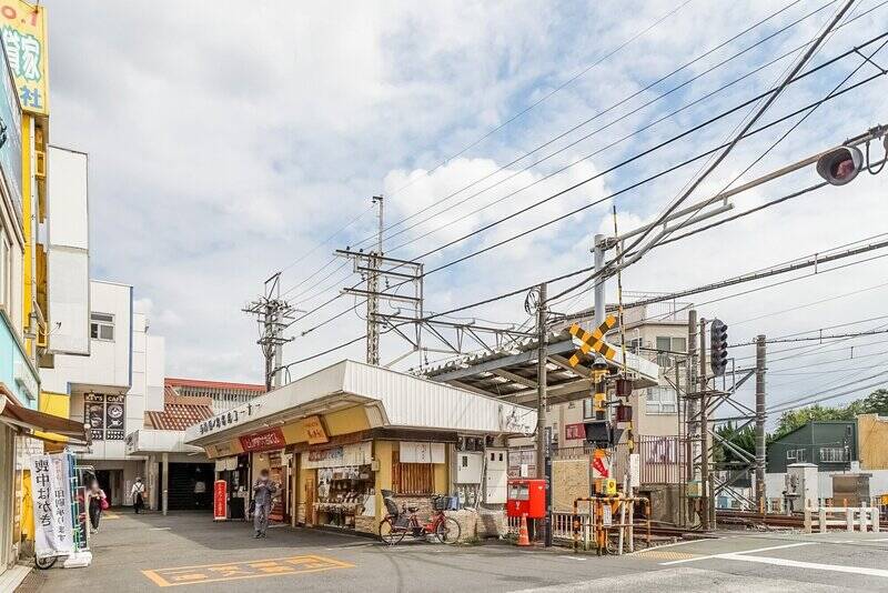 落ち着いた雰囲気のファミリーフレンドリーなエリア。自転車なら、「阿佐ケ谷」「高円寺」「荻窪」へ気軽に足を延ばせる距離感です。<p><br></p><p>■最寄り：西武新宿線「鷺ノ宮」駅（徒歩9分）</p><p>■アクセス：「西武新宿」駅へ乗車約13分／「阿佐ヶ谷」駅へ自転車で約9分</p>