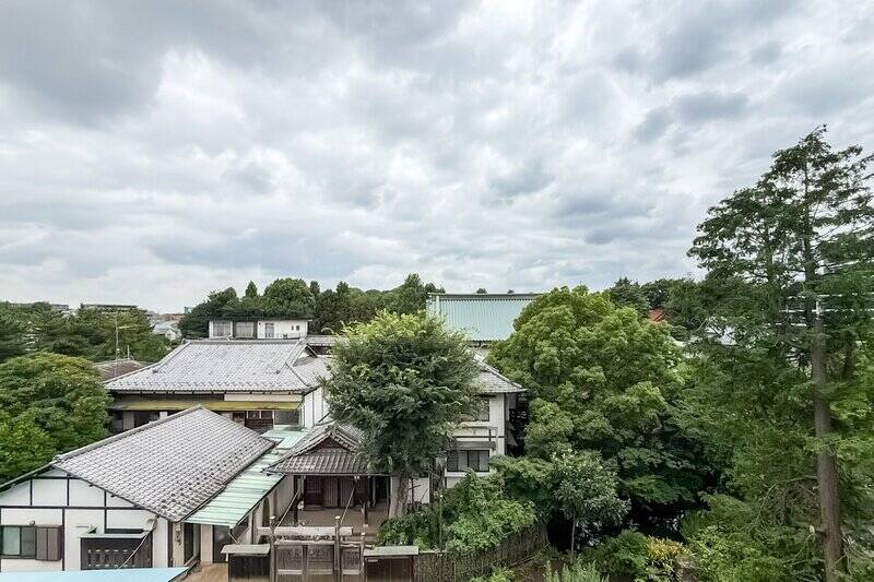 写真は南西側の眺望。正面に見える「寳乘寺」のグリーンビューが気持ちいい!