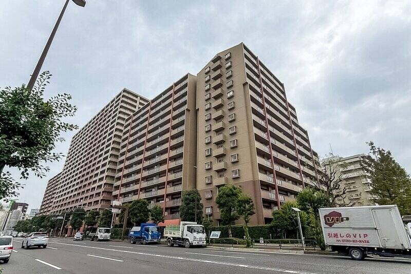 都営新宿線「大島」駅から徒歩3分。全3棟・総戸数644戸のビッグコミュニティマンションです。1997年竣工の新耐震基準の建物で、比較的新しい点もうれしいポイント。2023年には大規模修繕工事が完了しています。