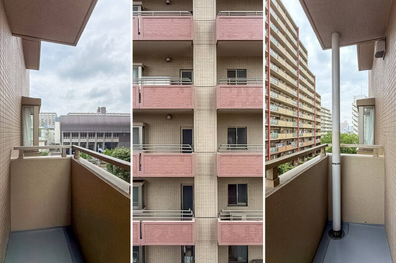 人が一人通れるくらいのコンパクトなサイズ感。目の前はマンション内の別棟があるため、景色の抜けはありません。補助的なバルコニーとしておくのがよさそうです。