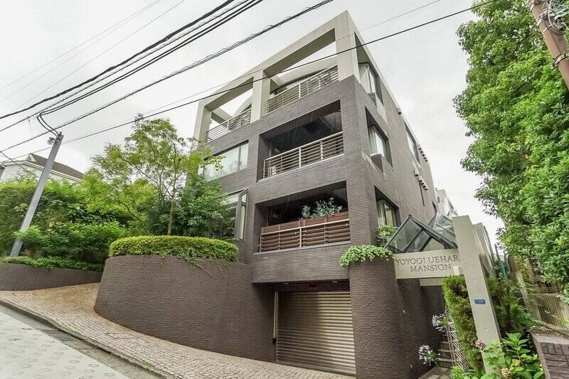 こちらがマンション全景。近隣でもちょっと目立つ、デザイナーズっぽい雰囲気の建物です。1990年竣工・総戸数6戸と、かなりプライベート感あるコミュニティと言えるでしょう。なお、目の前の坂道はドーナツ模様のついたやや急な坂ですので、少しご留意ください。