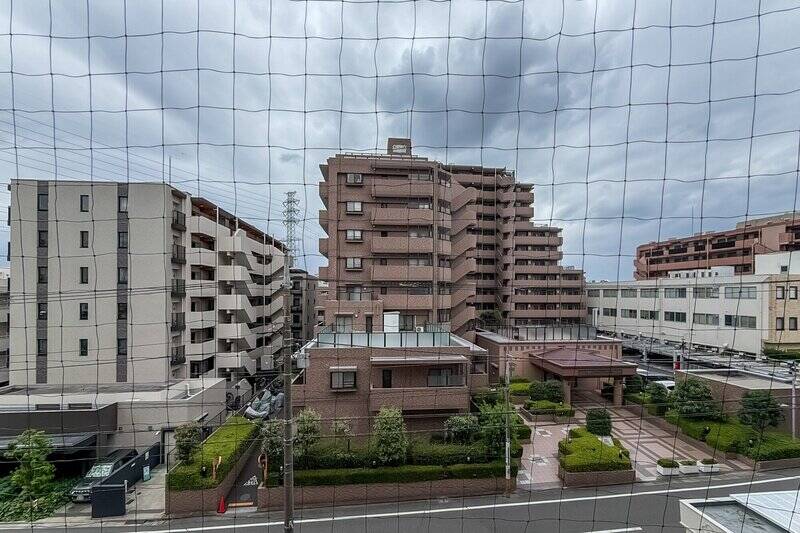目線の高さには建物がありますが、道路を挟んでいるぶん距離にゆとりがあり、圧迫感はそこまで気にならなさそうです。