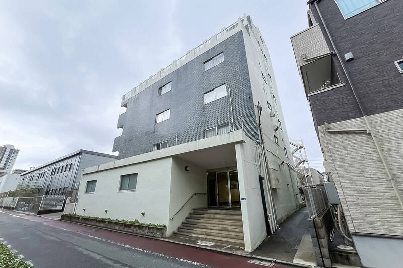 1968年築、総戸数は29戸。マンションを正面から見ると、青と白の王冠のように見え、レトロな雰囲気が好きな方にはきっと刺さるはず!<p><br></p><p>■ 管理人:8:00〜11:00で巡回(月〜金)</p>