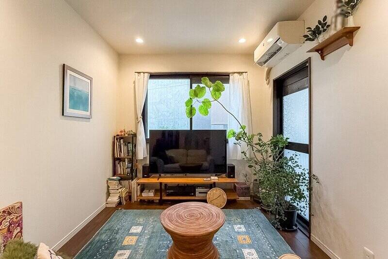 南西・北西の窓からは、やさしい光が差し込みます。このように、カーテンを開けたままでも、外からの視線を気にせずに過ごせそう。