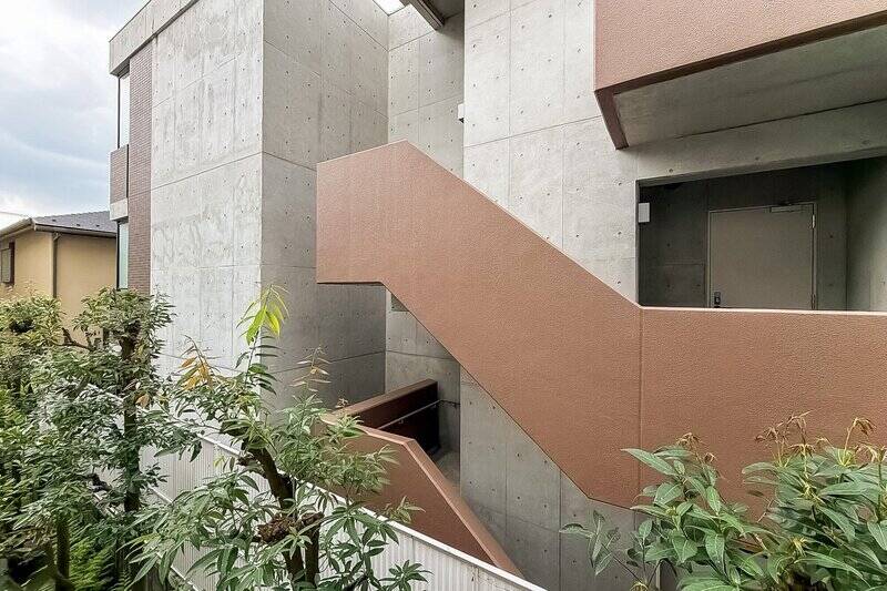 正面には隣接する建物がありますが、壁面と非常階段が向かい合っているため、視線は気になりにくい印象です。