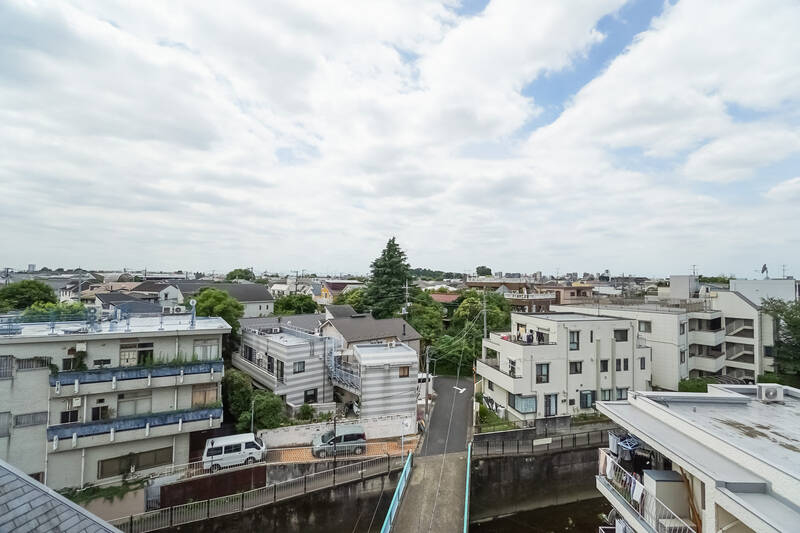 ジャジャン。足場を避けて撮影した南西側の眺望です。地上6階から見る、空と街並みの美しいハーフ＆ハーフ。眼下には善福寺川が流れています。
