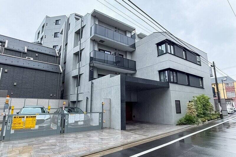 東急東横線「学芸大学」駅から徒歩9分。洗練されたモダンな意匠が目を引く、端正な佇まいのレジデンスです。2025年に竣工した建物全体からは、瑞々しい新築の気品が漂います。なお、こちらのマンションは<b>1住戸につき犬・猫2匹まで一緒に暮らすことが可能</b>です。(細則あり)