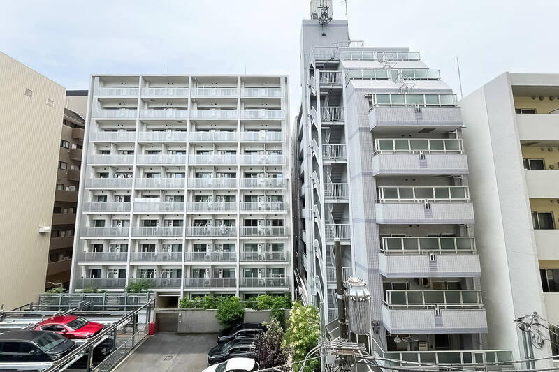 正面にはマンションが建っているので、視界に抜けはありません。少し距離はあるので、視線などはあまり気にならなさそうです。