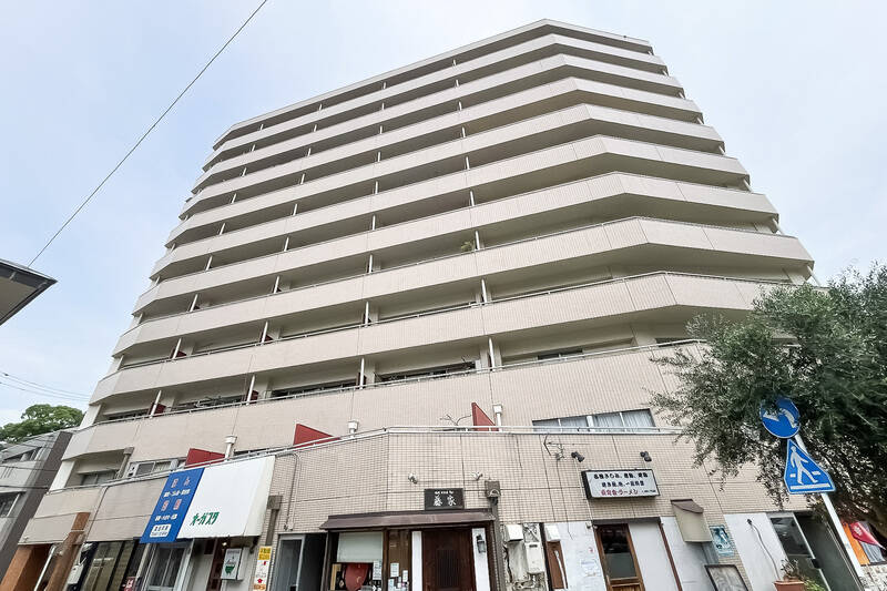マンションは総戸数134戸のビックコミュニティ。1階には複数の飲食店や事務所が入居。2019年には<b>耐震補強工事</b>を実施しています。