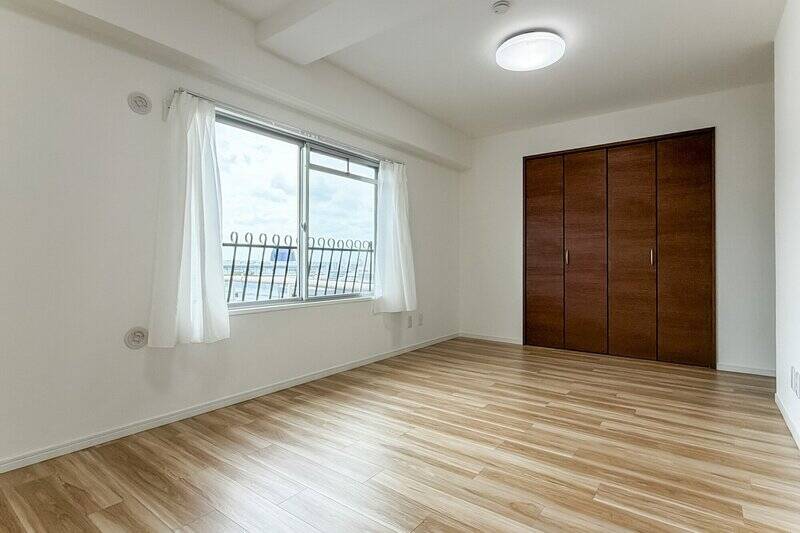 広さと収納量がしっかり確保された洋室。別途費用は発生しますが、ふた部屋に分けることも可能です。