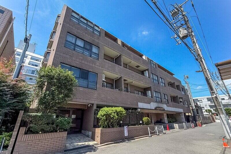都営三田線「千石」駅から徒歩10分、東京メトロ丸ノ内線「茗荷谷」駅からは徒歩14分。“文京” の穏やかな住宅街に佇む、1994年竣工の邸宅のご紹介です。2路線を使い分けられる利便性の高い立地が、日々のフットワークを軽やかに支えます。