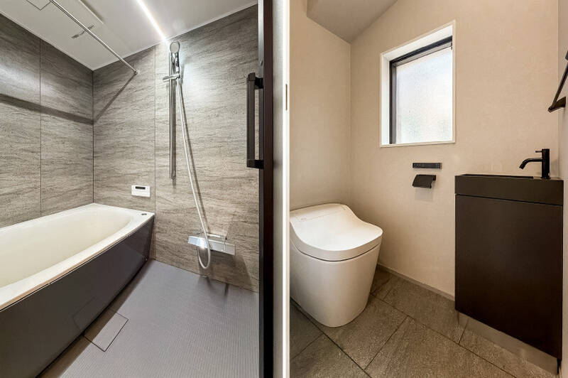 <b>左・</b>バスルームは1418サイズで、浴室乾燥機付きです。/<b>右・</b>トイレには独立手洗い器を完備。北東側に窓が設けられています。