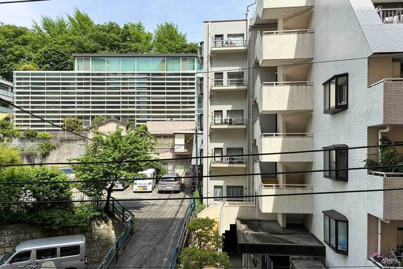 マンションのエントランスがある「音羽通り」とは反対側の向き。正面の建物はやや距離があるため、圧迫感は比較的抑えられています。