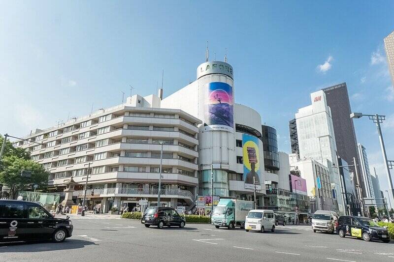 今回の舞台はカルチャーの発信地「原宿」の “神宮前エリア” 。マンションは「明治通り」から一本入ったヴィンテージマンションが密集する高級住宅街に立地しており、敷地の南西側には「トルコ共和国大使館」が隣接していますよ。