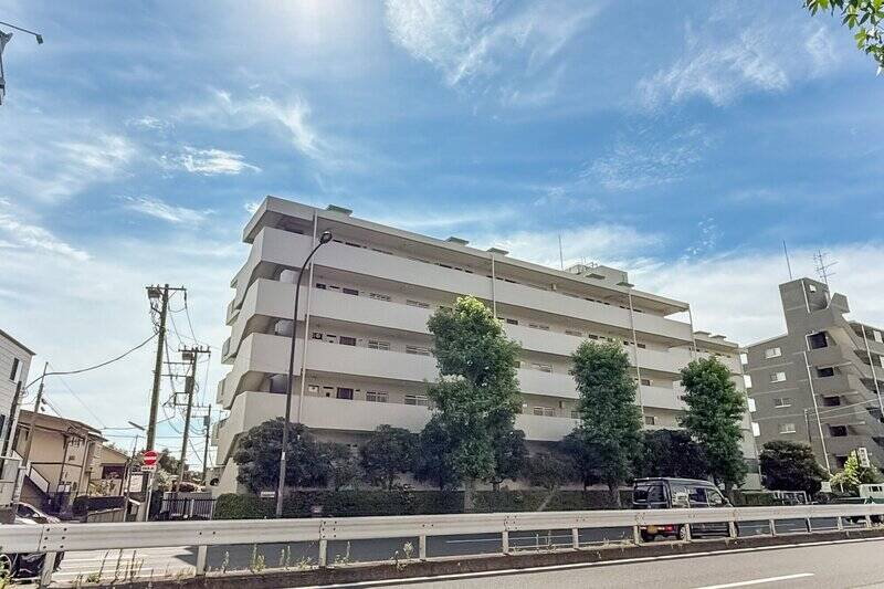 最寄りの東急大井町線「上野毛」駅から徒歩5分。環八通り沿いに建つ、1979年竣工・総戸数58戸のマンションへやって来ました。
