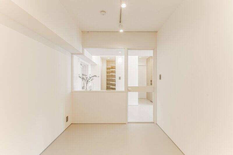 お待たせいたしました。玄関の隣に配されたガラス張りの造作扉の先は、約3.6帖のサービスルームでした。コンパクトではありますが、寝室やワークスペースなどさまざまな用途で使用できそう。
