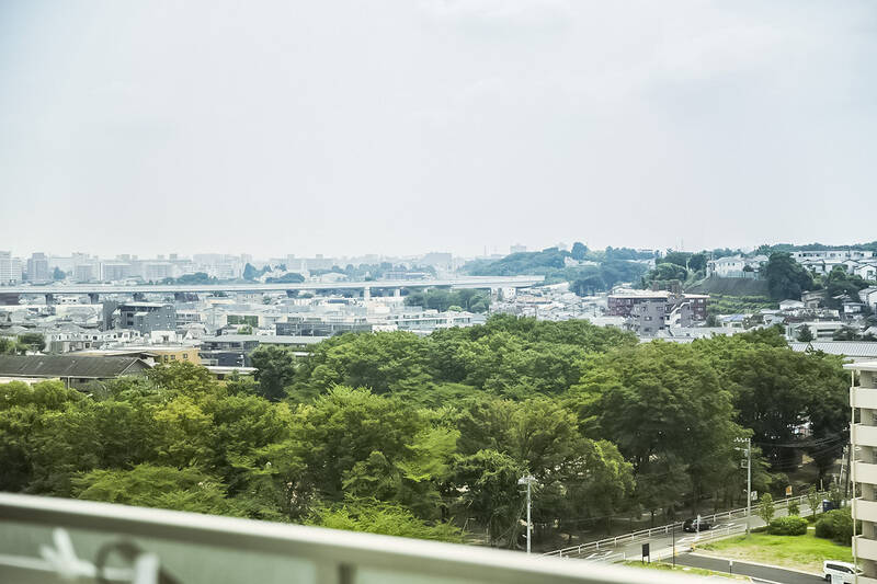バルコニーから東側を望むと、「板橋区立 成増北第一公園」の生い茂る緑。空気が澄んだ日には「富士山」も見えるそうですよ。
