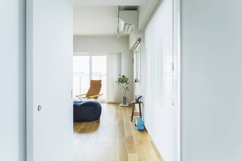 南西側にあるふたつ目の動線。なお、「MUJI INFILL 0」のリノベーションでは外に面する部分に断熱材を入れ、窓には複層ガラスインナーサッシが取り付けられています。温熱計算を行い、住まいの快適さを数値で検証しているのだとか。