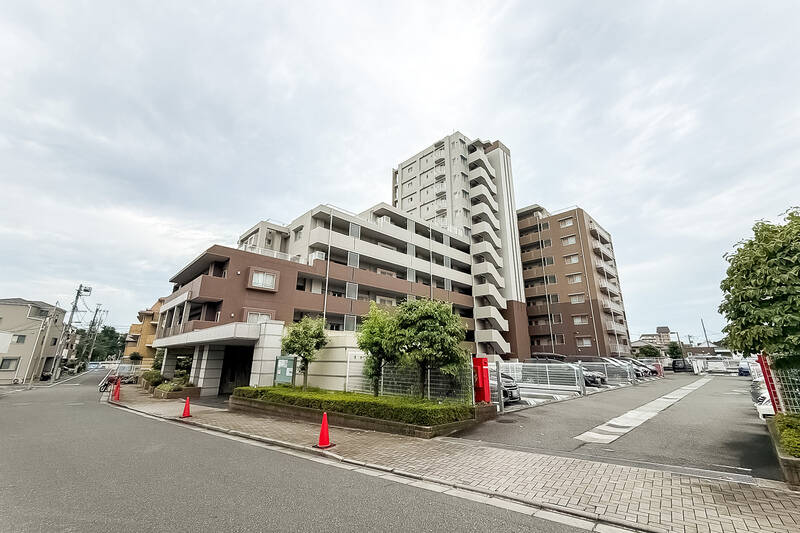 総戸数122戸のビックコミュニティ。管理人さんは週6日間勤務されています。駐車場は機械式がメインで設置されていますが、2026年6月時点で空きがありません。最新の空き状況は、エージェントまでお問い合わせください。