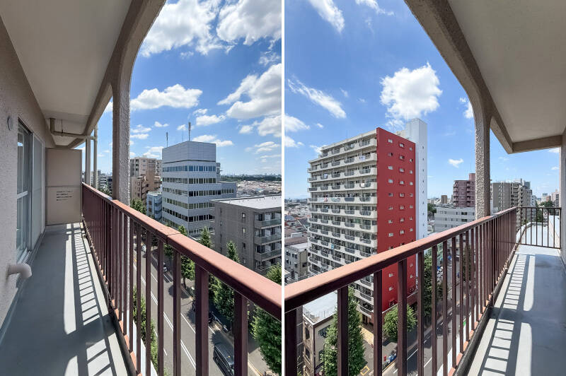 同じマンションの南東向き住戸はバルコニーに耐震補強のブレースがかかっていますが、こちら側はナシ。これはラッキー！ 視界良好です。