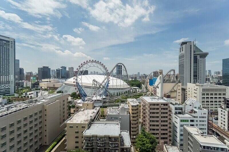 バルコニーからの眺めがこちら。大きな空と、遊園地と、都会の街並みを見渡す素敵な眺めです。夜景にも期待しちゃいますね！