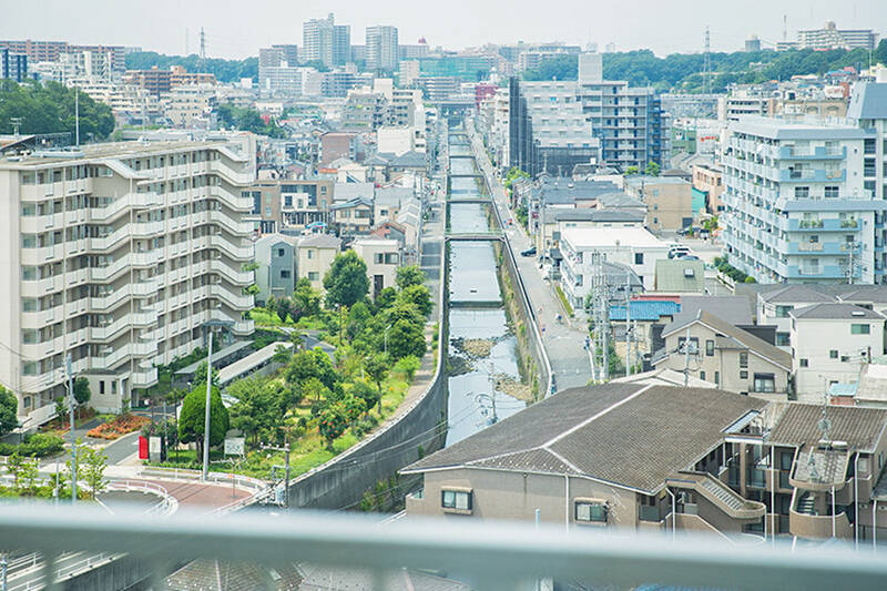 西側の眺望。眼下には「白子川」が流れ、こちらも気持ちのいい景色が広がります。