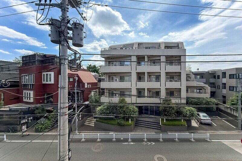 正面の建物は、道路分の距離が取れており圧迫感はありません。