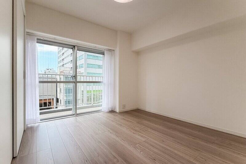 こちらはLDKに隣接する洋室A。子ども部屋としても、ベッドとデスクを無理なく置ける広さです。家族みんなが快適に暮らせる3LDK設計！<div><p><br></p><p>◾️洋室A：約6.1帖</p><p>◾️洋室B：約6.1帖</p><p>◾️洋室C：約6帖</p></div>