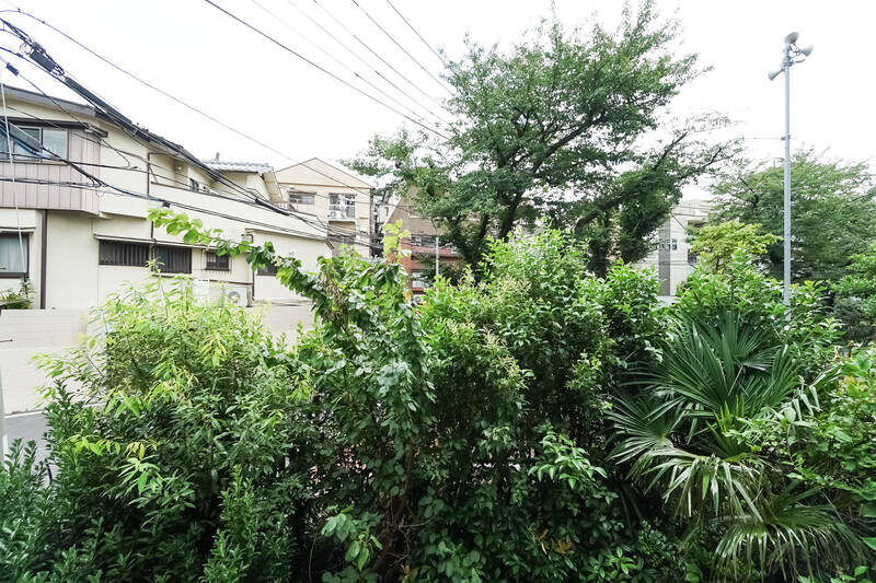 本物件はマンション2階に所在しています。ちょうど目の前に植栽がこんもり茂っているので、視線が気にならないうえに目も潤ってお得ですね。