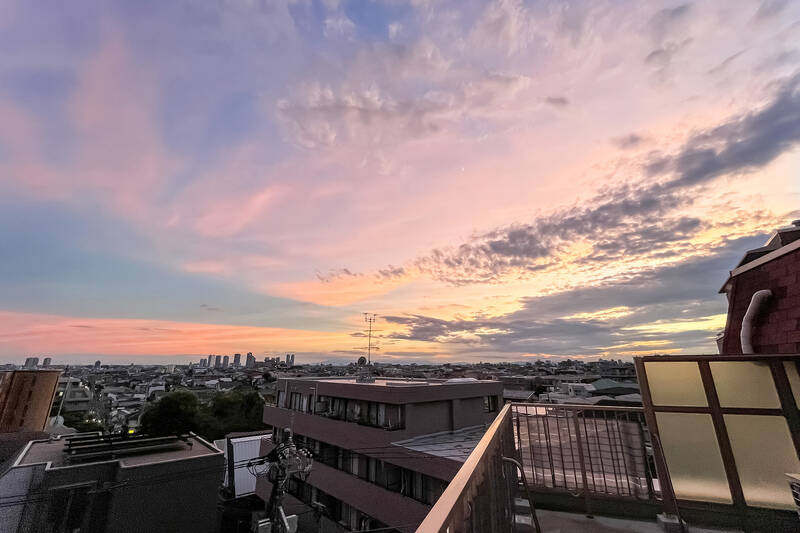 夕焼けに染まる空を眺めながら一杯。ルーフバルコニーだからこそ味わえる、とっておきのご褒美時間です。