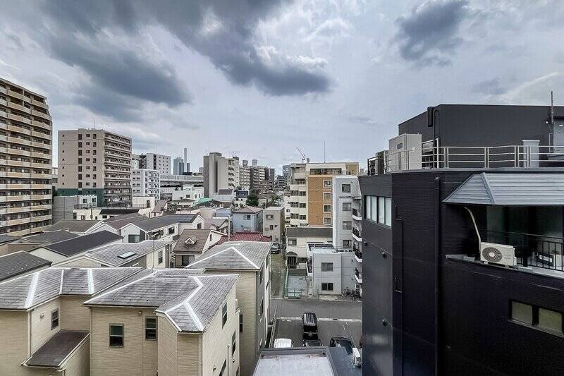 6階所在のバルコニービュー。正面の建物は背が低く、視線がほどよく抜ける眺望です。