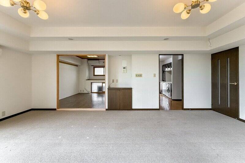 現況の間取りでは、セミクローズドキッチンと洋室がLDに隣接しています。壁を取って、さらに開放的なLDKにするのもいいですね♪<p><br></p><p>■ 現況間取り:5LDK</p>